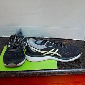 Asics Gel-Cumulus 20 Sneakers...Almost New...Size 7.5